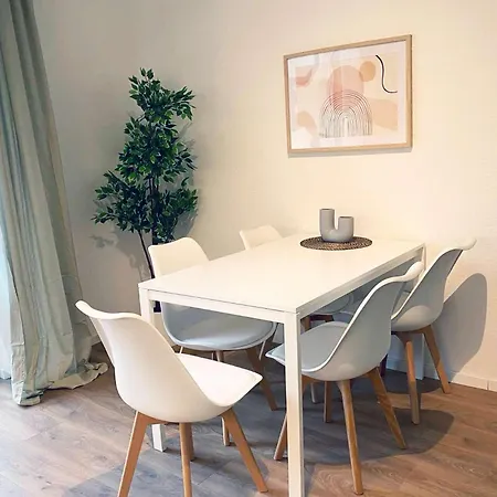 70qm In Zentral Gelegen Mit Hohen Decken - Beuys - *